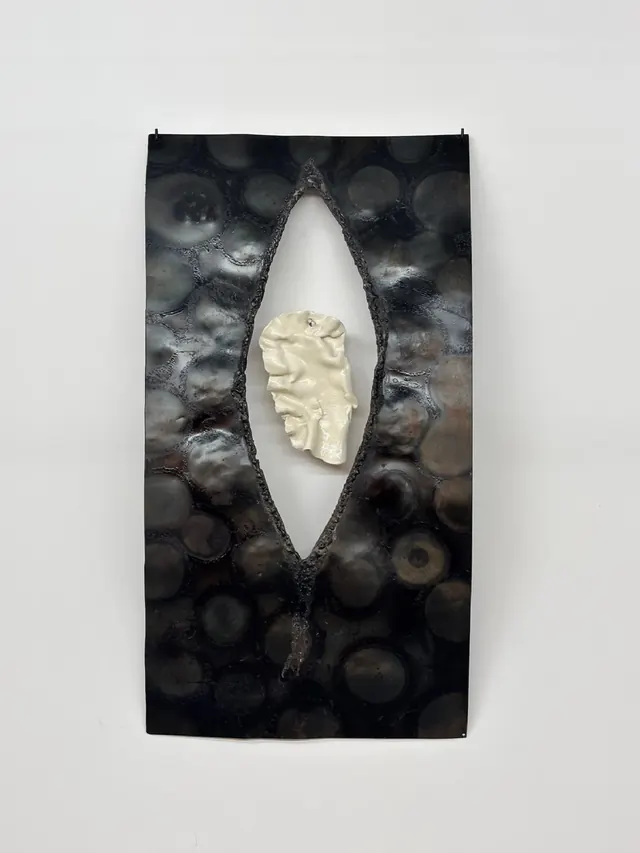 Porcelana de Limoges teñida sobre acero corten manipulado